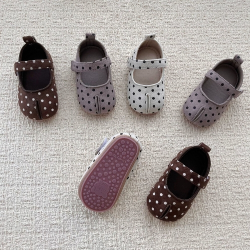 2026 Unisex Baby Soft Sole Learning Shoes for Spring and Autumn Faux Suede Velcro Strap Non Slip Loafers Rounded Toe Baby Walking Shoes Wholesale