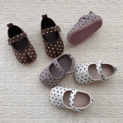 2026 Unisex Baby Soft Sole Learning Shoes for Spring and Autumn Faux Suede Velcro Strap Non Slip Loafers Rounded Toe Baby Walking Shoes Wholesale